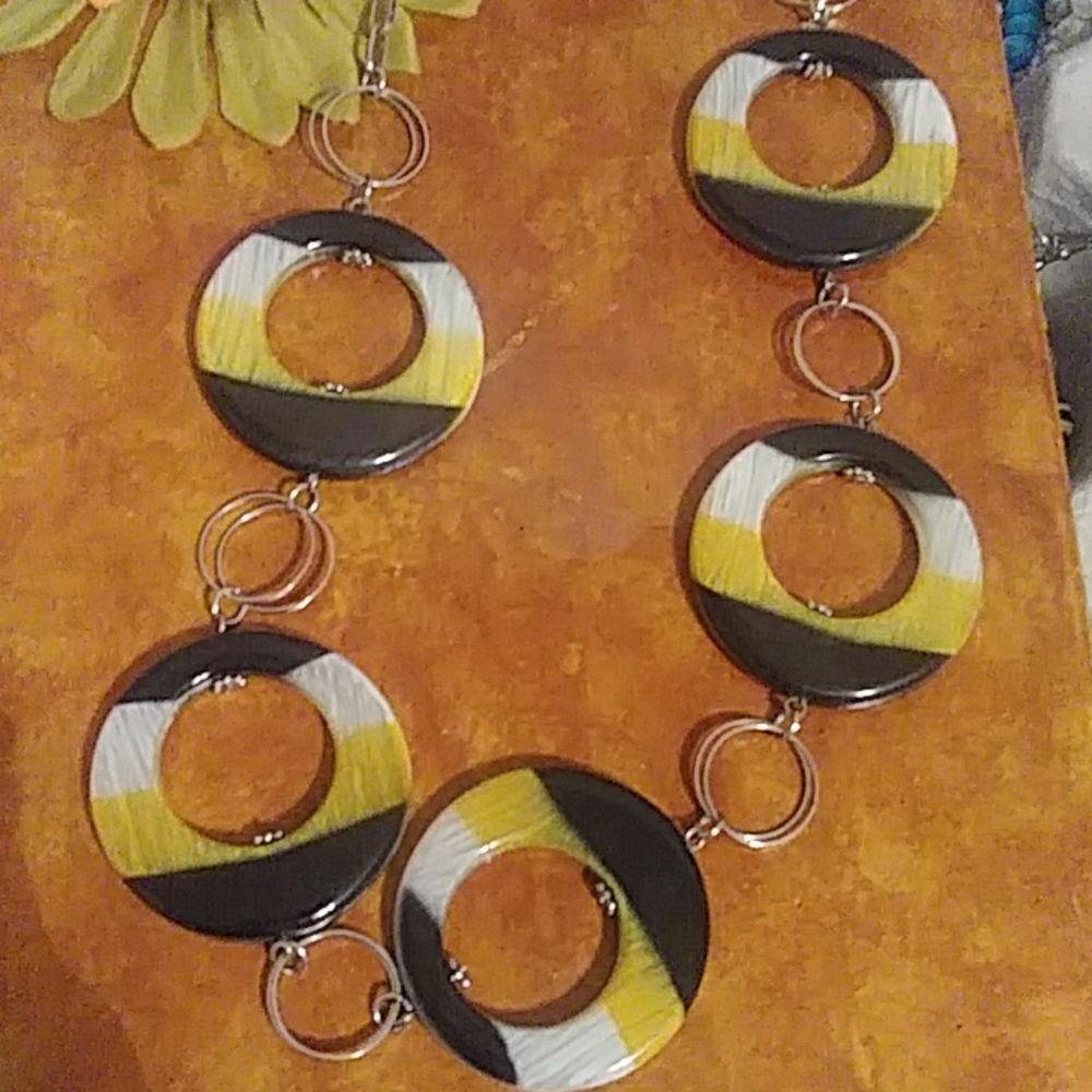 NWT UNUSUAL FASHION NECKLACE W/ADJUSTABLE LENGTH